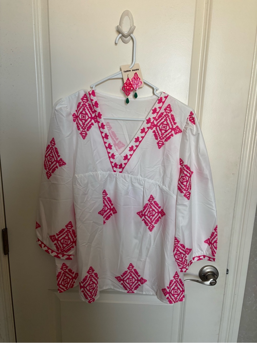 SHEIN White Tunic with Hot Pink Design and matching earrings
